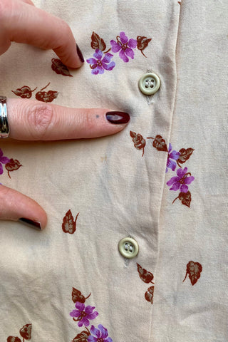 Puderbeige 70s Bluse aus angenehmer Baumwolle und Viskose mit süßem Blümchen-Print in Rotbraun, Graubraun, Pink, Lila und Flieder – ideal für eine XS und ein absolutes Highlight