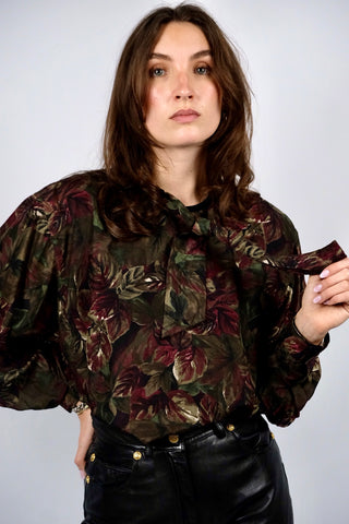Traumhafte, hochwertige 80s Schluppenbluse made in Italy aus reiner Seide in lockerem Schnitt mit Blätter Print in tollen Farben (dunkles Olivgrün, Olivbraun, Weinrot, Schwarz und Weiß) – entspricht ca. einer heutigen M, sieht aber auch noch lockerer an einer S toll aus – ein seltenes Fundstück und absolutes Highlight