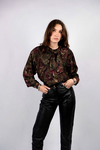 Traumhafte, hochwertige 80s Schluppenbluse made in Italy aus reiner Seide in lockerem Schnitt mit Blätter Print in tollen Farben (dunkles Olivgrün, Olivbraun, Weinrot, Schwarz und Weiß) – entspricht ca. einer heutigen M, sieht aber auch noch lockerer an einer S toll aus – ein seltenes Fundstück und absolutes Highlight