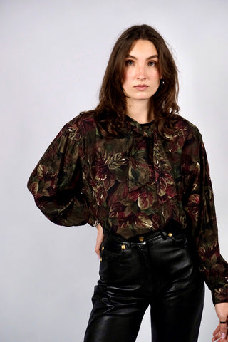 Traumhafte, hochwertige 80s Schluppenbluse made in Italy aus reiner Seide in lockerem Schnitt mit Blätter Print in tollen Farben (dunkles Olivgrün, Olivbraun, Weinrot, Schwarz und Weiß) – entspricht ca. einer heutigen M, sieht aber auch noch lockerer an einer S toll aus – ein seltenes Fundstück und absolutes Highlight