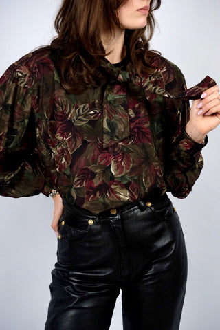 Traumhafte, hochwertige 80s Schluppenbluse made in Italy aus reiner Seide in lockerem Schnitt mit Blätter Print in tollen Farben (dunkles Olivgrün, Olivbraun, Weinrot, Schwarz und Weiß) – entspricht ca. einer heutigen M, sieht aber auch noch lockerer an einer S toll aus – ein seltenes Fundstück und absolutes Highlight