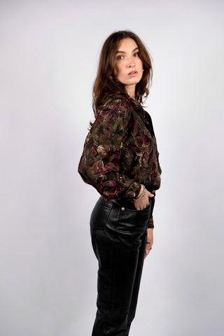 Traumhafte, hochwertige 80s Schluppenbluse made in Italy aus reiner Seide in lockerem Schnitt mit Blätter Print in tollen Farben (dunkles Olivgrün, Olivbraun, Weinrot, Schwarz und Weiß) – entspricht ca. einer heutigen M, sieht aber auch noch lockerer an einer S toll aus – ein seltenes Fundstück und absolutes Highlight