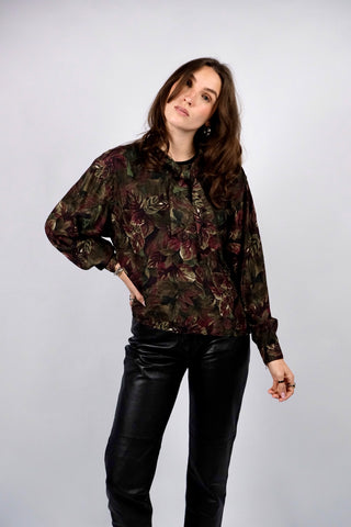 Traumhafte, hochwertige 80s Schluppenbluse made in Italy aus reiner Seide in lockerem Schnitt mit Blätter Print in tollen Farben (dunkles Olivgrün, Olivbraun, Weinrot, Schwarz und Weiß) – entspricht ca. einer heutigen M, sieht aber auch noch lockerer an einer S toll aus – ein seltenes Fundstück und absolutes Highlight
