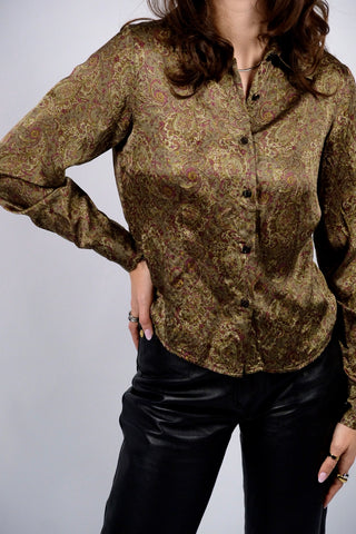 90s/00s Bluse von der belgischen Designermarke GIGUE aus reiner Seide mit tollem Boho Muster in Olivbraun/Graugrün, Olivgrün und Weinrot/Beere – wir empfehlen die Bluse einer heutigen XS – ein absolutes Highlight