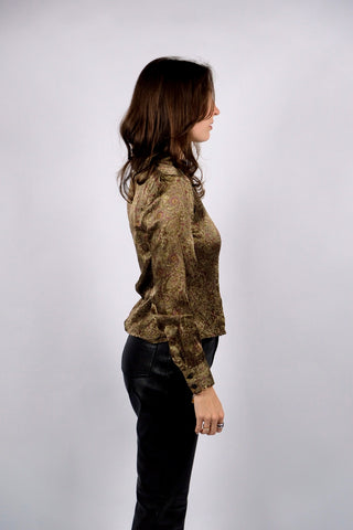 90s/00s Bluse von der belgischen Designermarke GIGUE aus reiner Seide mit tollem Boho Muster in Olivbraun/Graugrün, Olivgrün und Weinrot/Beere – wir empfehlen die Bluse einer heutigen XS – ein absolutes Highlight