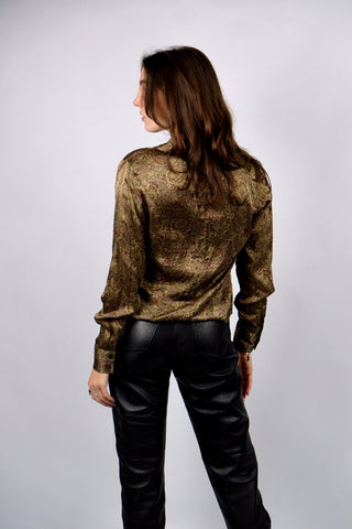 90s/00s Bluse von der belgischen Designermarke GIGUE aus reiner Seide mit tollem Boho Muster in Olivbraun/Graugrün, Olivgrün und Weinrot/Beere – wir empfehlen die Bluse einer heutigen XS – ein absolutes Highlight