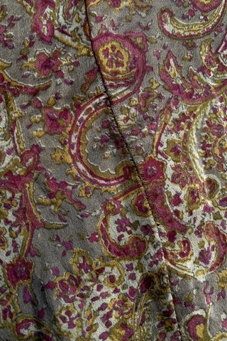 90s/00s Bluse von der belgischen Designermarke GIGUE aus reiner Seide mit tollem Boho Muster in Olivbraun/Graugrün, Olivgrün und Weinrot/Beere – wir empfehlen die Bluse einer heutigen XS – ein absolutes Highlight