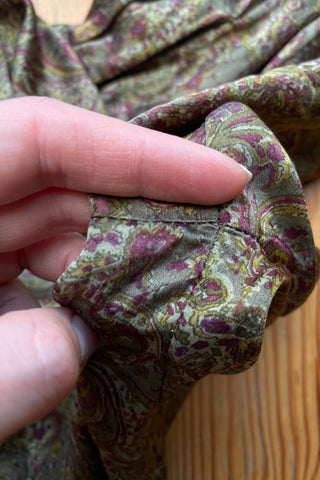90s/00s Bluse von der belgischen Designermarke GIGUE aus reiner Seide mit tollem Boho Muster in Olivbraun/Graugrün, Olivgrün und Weinrot/Beere – wir empfehlen die Bluse einer heutigen XS – ein absolutes Highlight