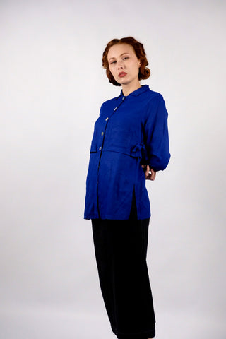 90s Avantgarde Bluse aus reiner Viskose in leuchtendem Royalblau mit fließendem Fall – einzigartige zweilagige Layering-Optik mit Seitenschlitzen, aufgesetzten Taschen und seitlichen Schleifen-Details zum Binden – bewusst locker geschnittene Größe XS, ebenfalls von einer S tragbar und auch offen als leichte Jacke ein echter Hingucker – ein absolutes Highlight