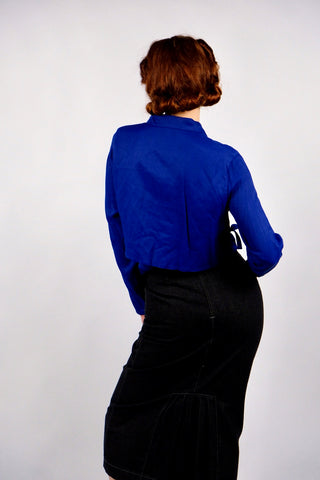 90s Avantgarde Bluse aus reiner Viskose in leuchtendem Royalblau mit fließendem Fall – einzigartige zweilagige Layering-Optik mit Seitenschlitzen, aufgesetzten Taschen und seitlichen Schleifen-Details zum Binden – bewusst locker geschnittene Größe XS, ebenfalls von einer S tragbar und auch offen als leichte Jacke ein echter Hingucker – ein absolutes Highlight