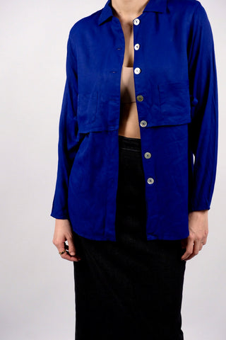 90s Avantgarde Bluse aus reiner Viskose in leuchtendem Royalblau mit fließendem Fall – einzigartige zweilagige Layering-Optik mit Seitenschlitzen, aufgesetzten Taschen und seitlichen Schleifen-Details zum Binden – bewusst locker geschnittene Größe XS, ebenfalls von einer S tragbar und auch offen als leichte Jacke ein echter Hingucker – ein absolutes Highlight
