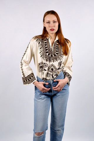 90s Boho Bluse in Creme/Beige mit tollen Stickereien in Dunkelbraun und weiten Trompetenärmeln – entspricht ca. einer M, lässt sich aber auch lockerer von kleineren Größen tragen – ein absolutes Highlight