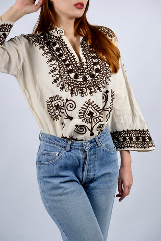 90s Boho Bluse in Creme/Beige mit tollen Stickereien in Dunkelbraun und weiten Trompetenärmeln – entspricht ca. einer M, lässt sich aber auch lockerer von kleineren Größen tragen – ein absolutes Highlight