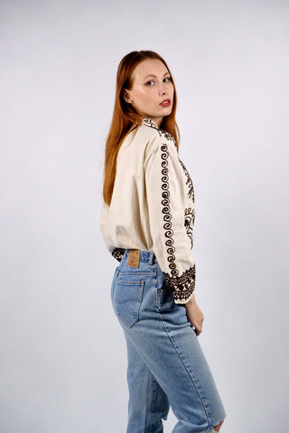 90s Boho Bluse in Creme/Beige mit tollen Stickereien in Dunkelbraun und weiten Trompetenärmeln – entspricht ca. einer M, lässt sich aber auch lockerer von kleineren Größen tragen – ein absolutes Highlight