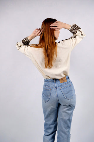 90s Boho Bluse in Creme/Beige mit tollen Stickereien in Dunkelbraun und weiten Trompetenärmeln – entspricht ca. einer M, lässt sich aber auch lockerer von kleineren Größen tragen – ein absolutes Highlight