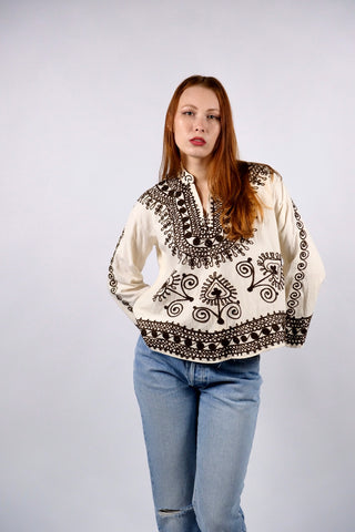 90s Boho Bluse in Creme/Beige mit tollen Stickereien in Dunkelbraun und weiten Trompetenärmeln – entspricht ca. einer M, lässt sich aber auch lockerer von kleineren Größen tragen – ein absolutes Highlight