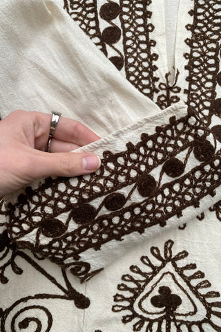 90s Boho Bluse in Creme/Beige mit tollen Stickereien in Dunkelbraun und weiten Trompetenärmeln – entspricht ca. einer M, lässt sich aber auch lockerer von kleineren Größen tragen – ein absolutes Highlight