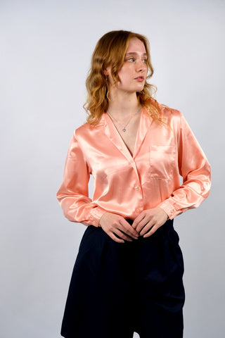 80s/90s Satinbluse von der Designermarke Cacharel in einem tollen Peach/Lachs – tragbar von einer S bis M je nach gewünschter Passform – ein seltenes Fundstück und Designer-Highlight