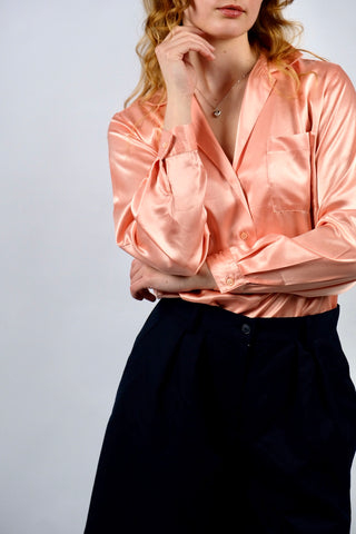 80s/90s Satinbluse von der Designermarke Cacharel in einem tollen Peach/Lachs – tragbar von einer S bis M je nach gewünschter Passform – ein seltenes Fundstück und Designer-Highlight