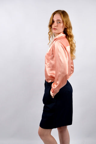 80s/90s Satinbluse von der Designermarke Cacharel in einem tollen Peach/Lachs – tragbar von einer S bis M je nach gewünschter Passform – ein seltenes Fundstück und Designer-Highlight