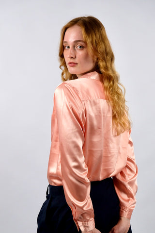 80s/90s Satinbluse von der Designermarke Cacharel in einem tollen Peach/Lachs – tragbar von einer S bis M je nach gewünschter Passform – ein seltenes Fundstück und Designer-Highlight