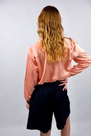 80s/90s Satinbluse von der Designermarke Cacharel in einem tollen Peach/Lachs – tragbar von einer S bis M je nach gewünschter Passform – ein seltenes Fundstück und Designer-Highlight