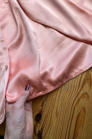 80s/90s Satinbluse von der Designermarke Cacharel in einem tollen Peach/Lachs – tragbar von einer S bis M je nach gewünschter Passform – ein seltenes Fundstück und Designer-Highlight