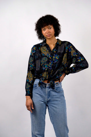 90s Bluse made in Italy aus reiner Viskose mit Crazy Pattern Print in Schwarz, Türkis, Blau, Grau, Braun und Senfgelb – entspricht ca. einer M, eignet sich aber auch ideal für oversized Looks an kleineren Größen