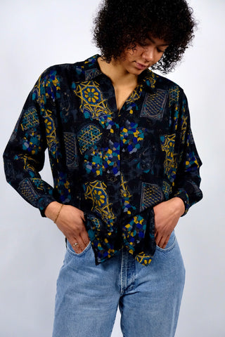 90s Bluse made in Italy aus reiner Viskose mit Crazy Pattern Print in Schwarz, Türkis, Blau, Grau, Braun und Senfgelb – entspricht ca. einer M, eignet sich aber auch ideal für oversized Looks an kleineren Größen