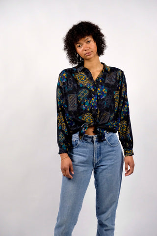 90s Bluse made in Italy aus reiner Viskose mit Crazy Pattern Print in Schwarz, Türkis, Blau, Grau, Braun und Senfgelb – entspricht ca. einer M, eignet sich aber auch ideal für oversized Looks an kleineren Größen