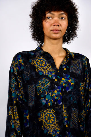 90s Bluse made in Italy aus reiner Viskose mit Crazy Pattern Print in Schwarz, Türkis, Blau, Grau, Braun und Senfgelb – entspricht ca. einer M, eignet sich aber auch ideal für oversized Looks an kleineren Größen