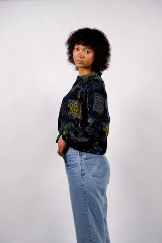 90s Bluse made in Italy aus reiner Viskose mit Crazy Pattern Print in Schwarz, Türkis, Blau, Grau, Braun und Senfgelb – entspricht ca. einer M, eignet sich aber auch ideal für oversized Looks an kleineren Größen