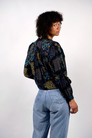 90s Bluse made in Italy aus reiner Viskose mit Crazy Pattern Print in Schwarz, Türkis, Blau, Grau, Braun und Senfgelb – entspricht ca. einer M, eignet sich aber auch ideal für oversized Looks an kleineren Größen