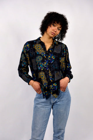 90s Bluse made in Italy aus reiner Viskose mit Crazy Pattern Print in Schwarz, Türkis, Blau, Grau, Braun und Senfgelb – entspricht ca. einer M, eignet sich aber auch ideal für oversized Looks an kleineren Größen