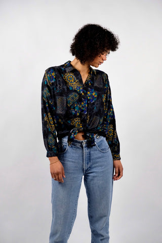 90s Bluse made in Italy aus reiner Viskose mit Crazy Pattern Print in Schwarz, Türkis, Blau, Grau, Braun und Senfgelb – entspricht ca. einer M, eignet sich aber auch ideal für oversized Looks an kleineren Größen