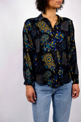 90s Bluse made in Italy aus reiner Viskose mit Crazy Pattern Print in Schwarz, Türkis, Blau, Grau, Braun und Senfgelb – entspricht ca. einer M, eignet sich aber auch ideal für oversized Looks an kleineren Größen