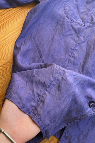80s Seidenbluse in einem tollen Lila, besonderer Schnitt mit Rundhalskragen und schönen Puff-/Ballonärmeln, die an den Schultern leicht verstärkt sind (keine dicken Schulterpolster) – Größe M und ein absolutes Highlight