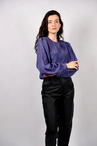 80s Seidenbluse in einem tollen Lila, besonderer Schnitt mit Rundhalskragen und schönen Puff-/Ballonärmeln, die an den Schultern leicht verstärkt sind (keine dicken Schulterpolster) – Größe M und ein absolutes Highlight