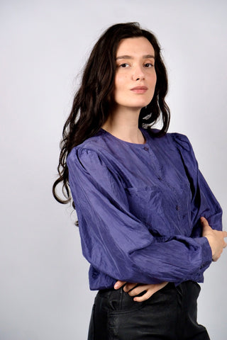 80s Seidenbluse in einem tollen Lila, besonderer Schnitt mit Rundhalskragen und schönen Puff-/Ballonärmeln, die an den Schultern leicht verstärkt sind (keine dicken Schulterpolster) – Größe M und ein absolutes Highlight