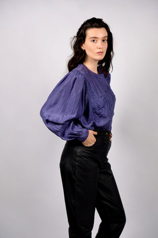 80s Seidenbluse in einem tollen Lila, besonderer Schnitt mit Rundhalskragen und schönen Puff-/Ballonärmeln, die an den Schultern leicht verstärkt sind (keine dicken Schulterpolster) – Größe M und ein absolutes Highlight