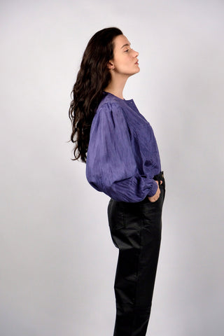 80s Seidenbluse in einem tollen Lila, besonderer Schnitt mit Rundhalskragen und schönen Puff-/Ballonärmeln, die an den Schultern leicht verstärkt sind (keine dicken Schulterpolster) – Größe M und ein absolutes Highlight