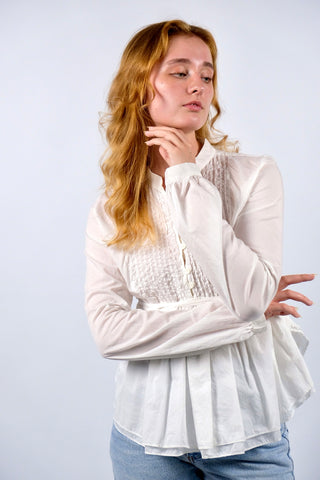 Traumhafte, weiße Preloved (Secondhand) Premium Babydoll-Bluse des italienischen Luxuslabels Dondup (made in Italy). Aus hauchzarter, reiner Baumwolle gefertigt, mit plissierter Brustpartie, leichten Ballonärmeln, kleinem Stehkragen und femininem Schößchen in zweilagigem Design, das sich mit feinen Bändern taillieren lässt – entspricht einer deutschen M und ist auch von einer S tragbar (bitte Maße beachten) – ein absolutes Designer-Highlight