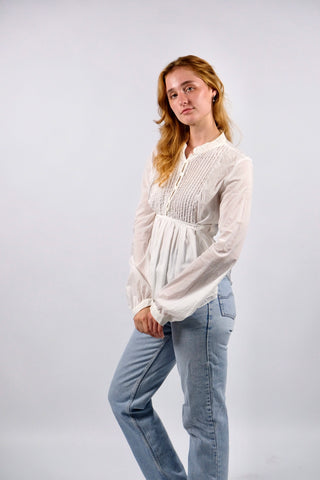 Traumhafte, weiße Preloved (Secondhand) Premium Babydoll-Bluse des italienischen Luxuslabels Dondup (made in Italy). Aus hauchzarter, reiner Baumwolle gefertigt, mit plissierter Brustpartie, leichten Ballonärmeln, kleinem Stehkragen und femininem Schößchen in zweilagigem Design, das sich mit feinen Bändern taillieren lässt – entspricht einer deutschen M und ist auch von einer S tragbar (bitte Maße beachten) – ein absolutes Designer-Highlight