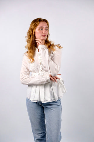 Traumhafte, weiße Preloved (Secondhand) Premium Babydoll-Bluse des italienischen Luxuslabels Dondup (made in Italy). Aus hauchzarter, reiner Baumwolle gefertigt, mit plissierter Brustpartie, leichten Ballonärmeln, kleinem Stehkragen und femininem Schößchen in zweilagigem Design, das sich mit feinen Bändern taillieren lässt – entspricht einer deutschen M und ist auch von einer S tragbar (bitte Maße beachten) – ein absolutes Designer-Highlight
