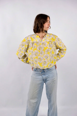 Traumhafte 80s Shirt-Bluse im Bomber-Schnitt mit floralem Print in Gelb und Grautönen – Größe S und ein absolutes Highlight