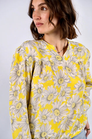 Traumhafte 80s Shirt-Bluse im Bomber-Schnitt mit floralem Print in Gelb und Grautönen – Größe S und ein absolutes Highlight