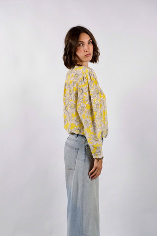 Traumhafte 80s Shirt-Bluse im Bomber-Schnitt mit floralem Print in Gelb und Grautönen – Größe S und ein absolutes Highlight