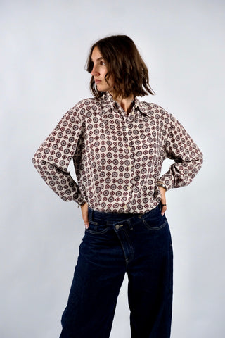 Cremeweiße 90s Hemdbluse aus reiner Seide mit Boho Muster in Rot und Hellgrau – Größe L, eignet sich aber auch für oversized Looks an kleineren Größen: wir empfehlen die Bluse einer S, M oder kleinen L – ein absolutes Highlight