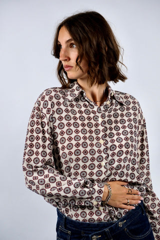 Cremeweiße 90s Hemdbluse aus reiner Seide mit Boho Muster in Rot und Hellgrau – Größe L, eignet sich aber auch für oversized Looks an kleineren Größen: wir empfehlen die Bluse einer S, M oder kleinen L – ein absolutes Highlight