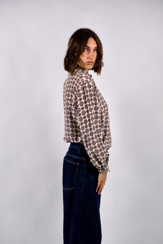 Cremeweiße 90s Hemdbluse aus reiner Seide mit Boho Muster in Rot und Hellgrau – Größe L, eignet sich aber auch für oversized Looks an kleineren Größen: wir empfehlen die Bluse einer S, M oder kleinen L – ein absolutes Highlight
